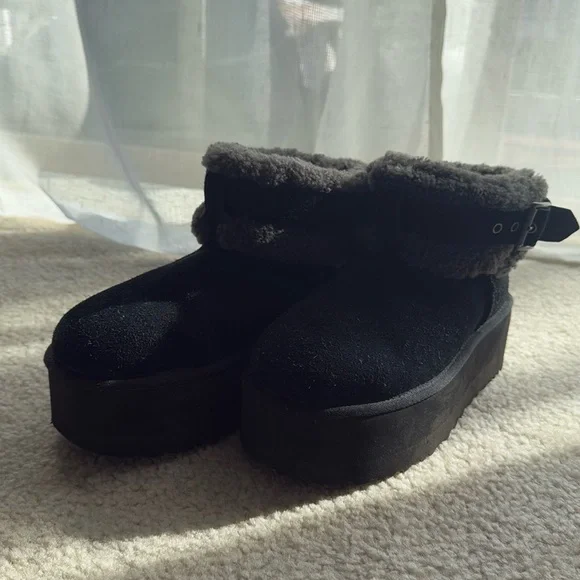 UGG women’s Size 6 Platform Boots Black and Grey Buckle fur - Picture 4 of 7